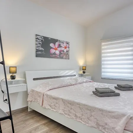 Holiday House Emma Pula